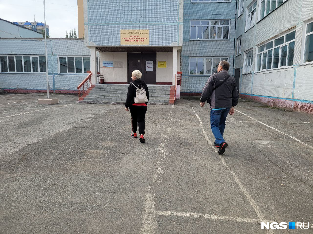 Другой избирательный участок находится в школе <nobr class="_">№ 199</nobr> на улице Лазурной