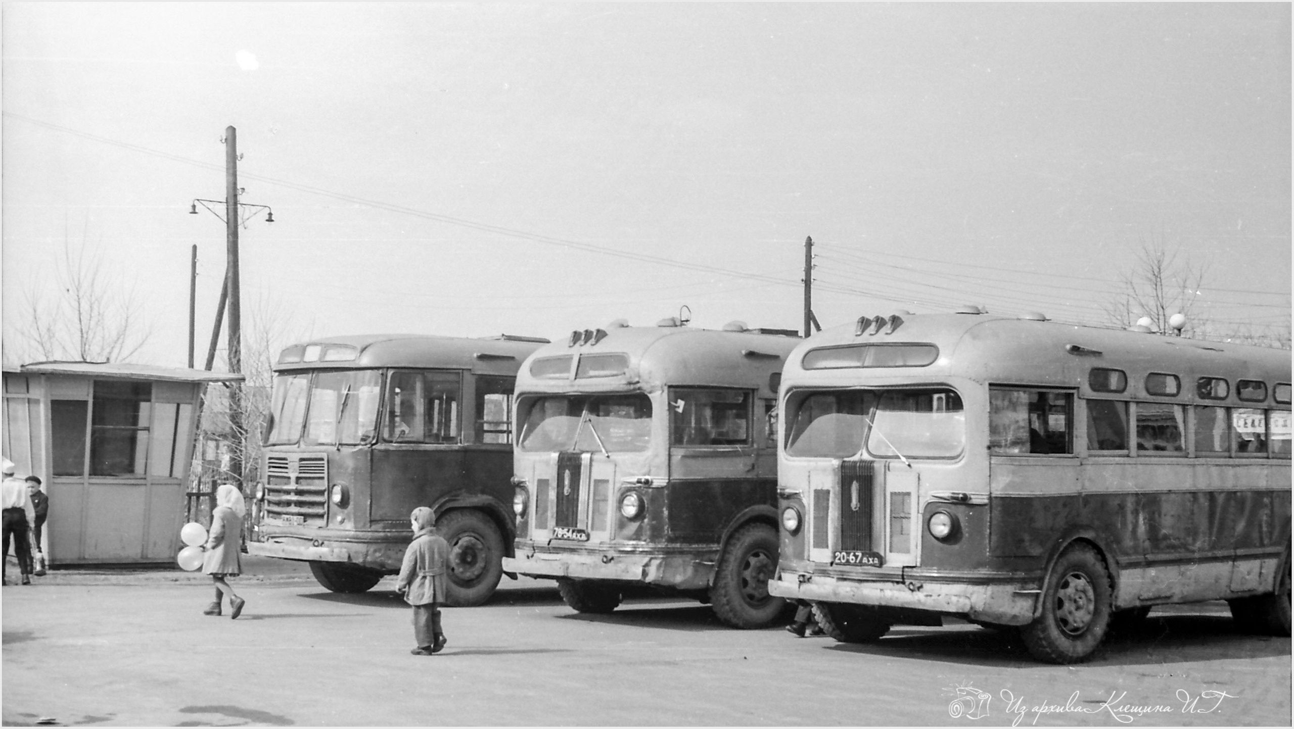 На таких автобусах горожане ездили на работу и домой. Снимок сделан 1 мая 1964 года