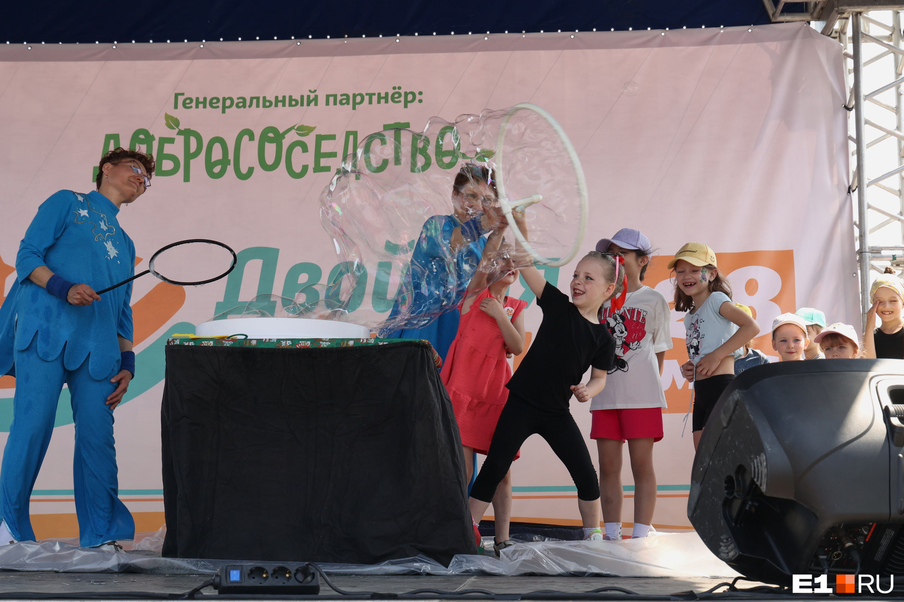 Взрослые двойняшки развлекали маленьких Взрослые двойняшки развлекали маленьких
