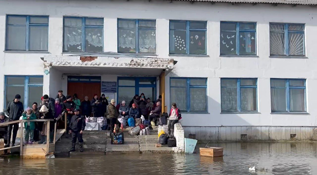 Некоторые отказываются покидать дома: на севере Омской области на скоростных катерах эвакуируют жителей
