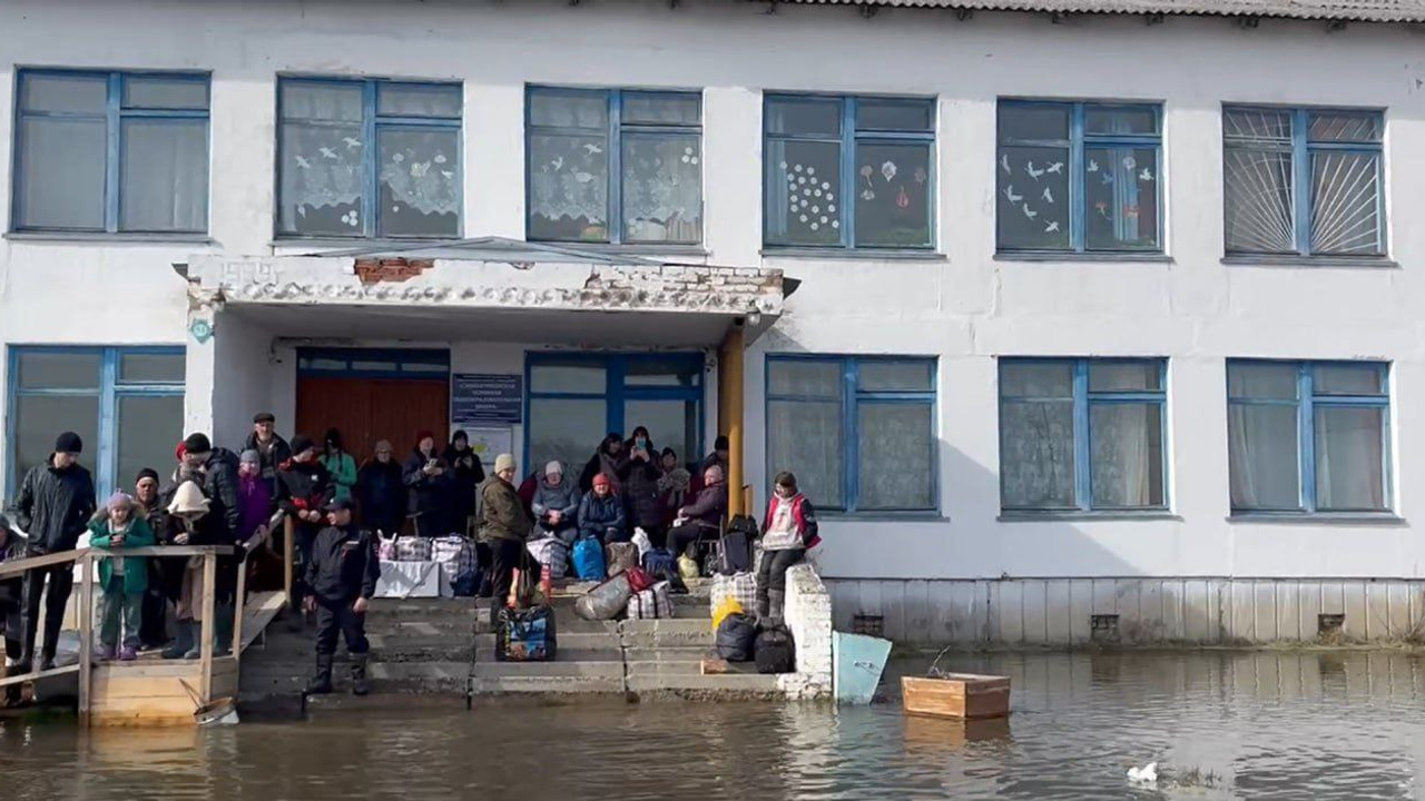 Некоторые отказываются покидать дома: на севере Омской области на скоростных катерах эвакуируют жителей