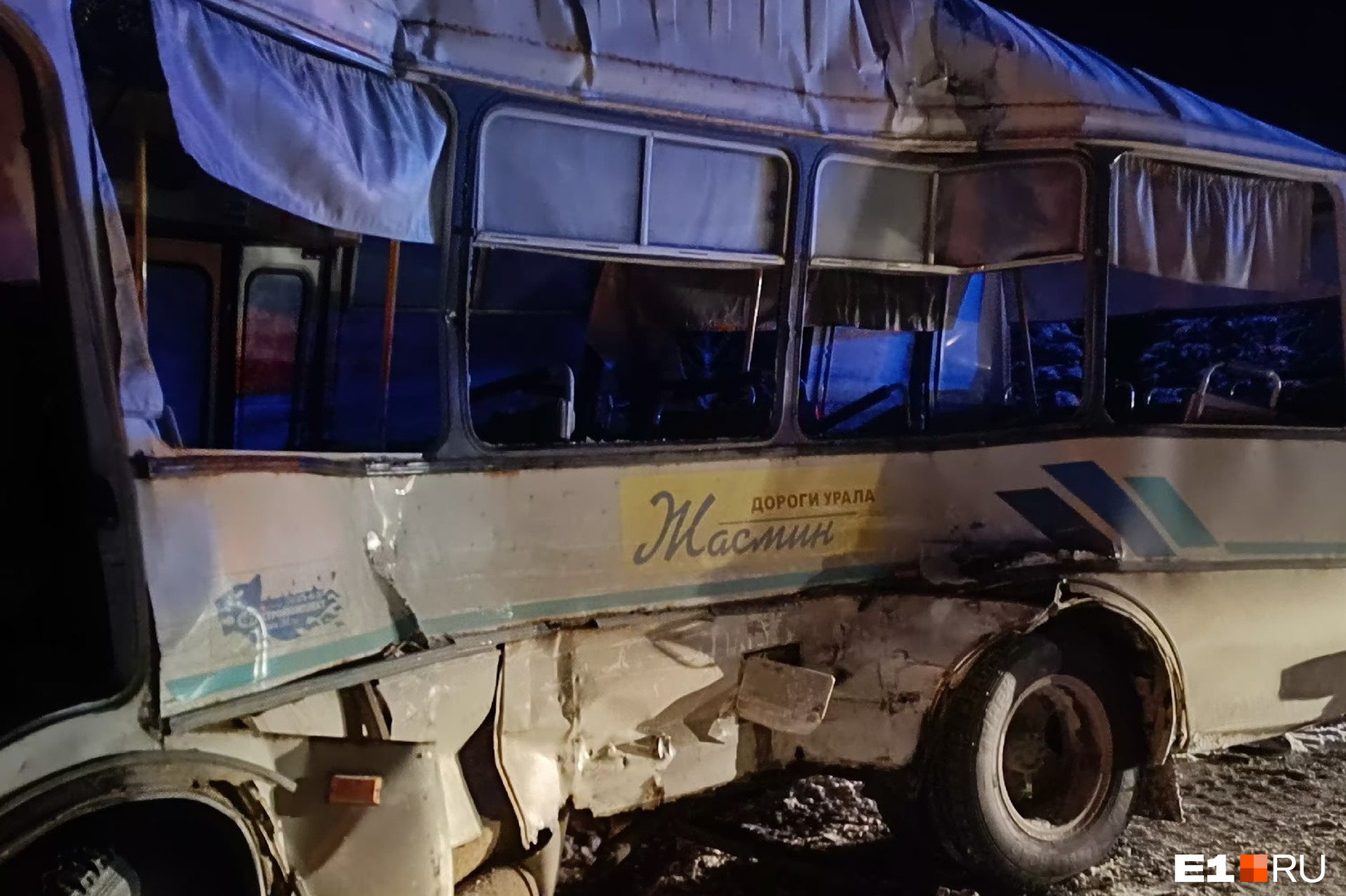Появилось видео с места смертельной аварии на Пермском тракте, где автобус столкнулся с грузовиком