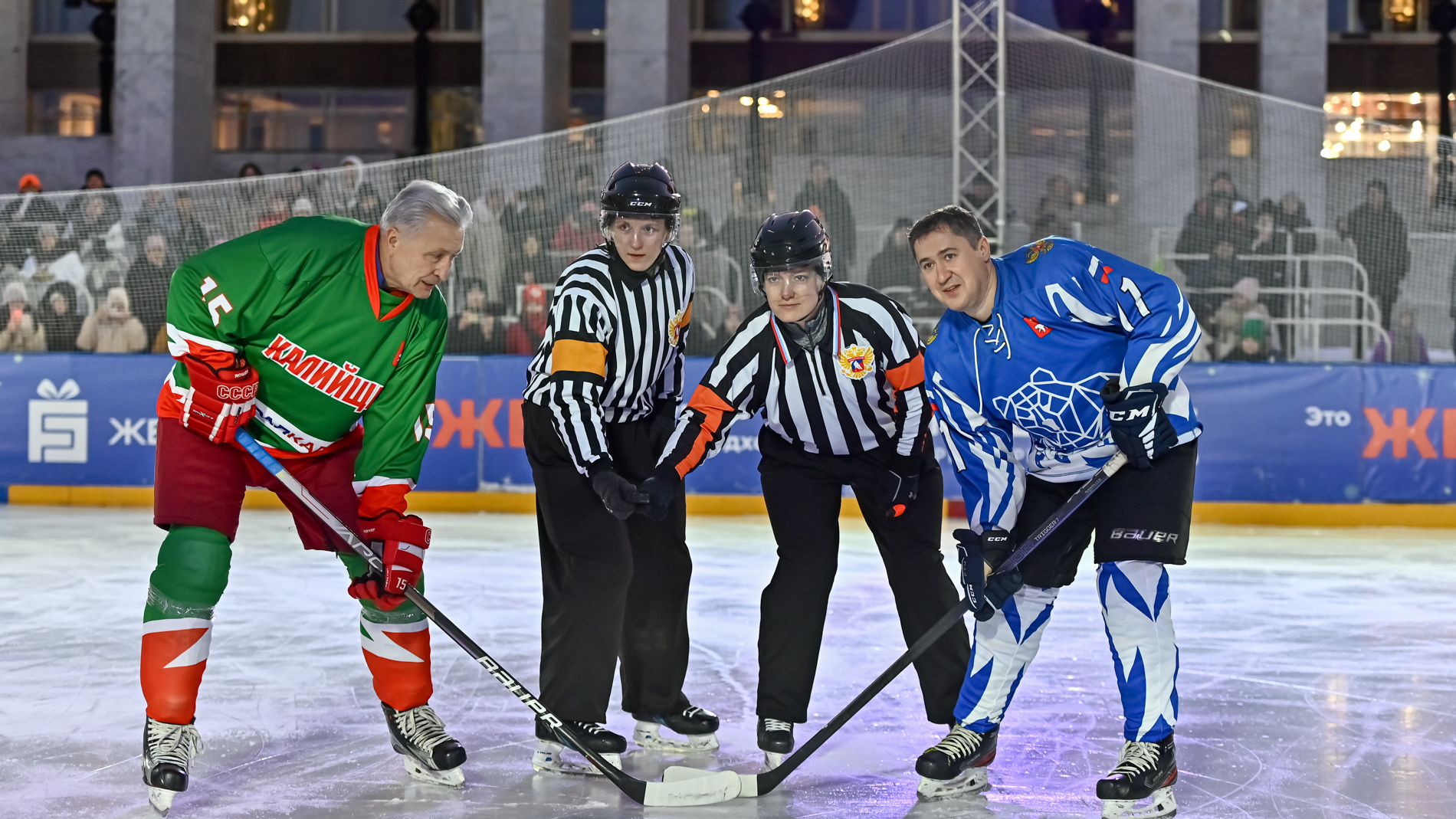 В Пермь приехали легенды хоккея: они раздали автографы и сыграли матч с командой Махонина. Фоторепортаж