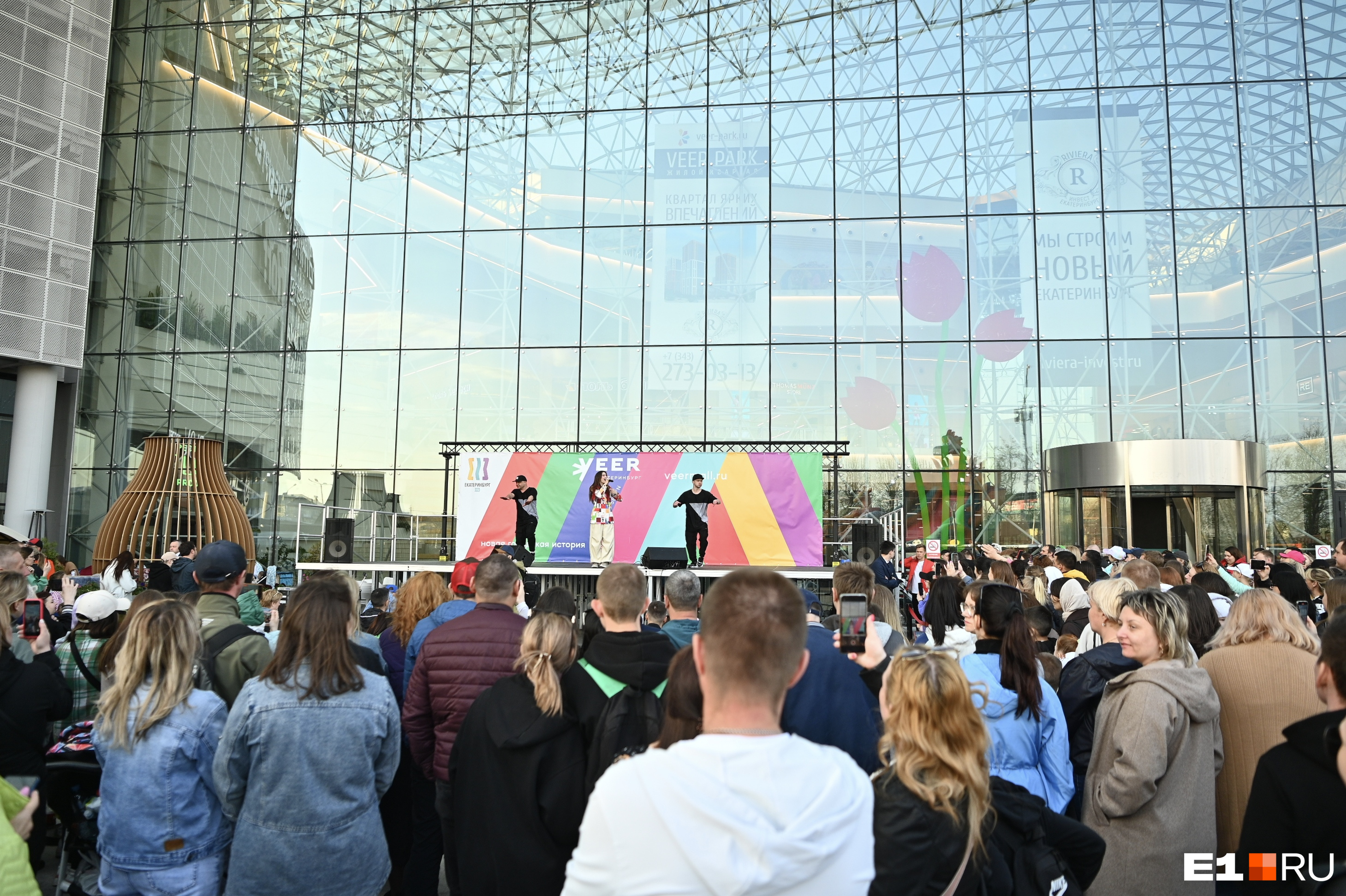 Легендарная группа из двухтысячных собрала толпу фанатов перед торговым центром в Екатеринбурге