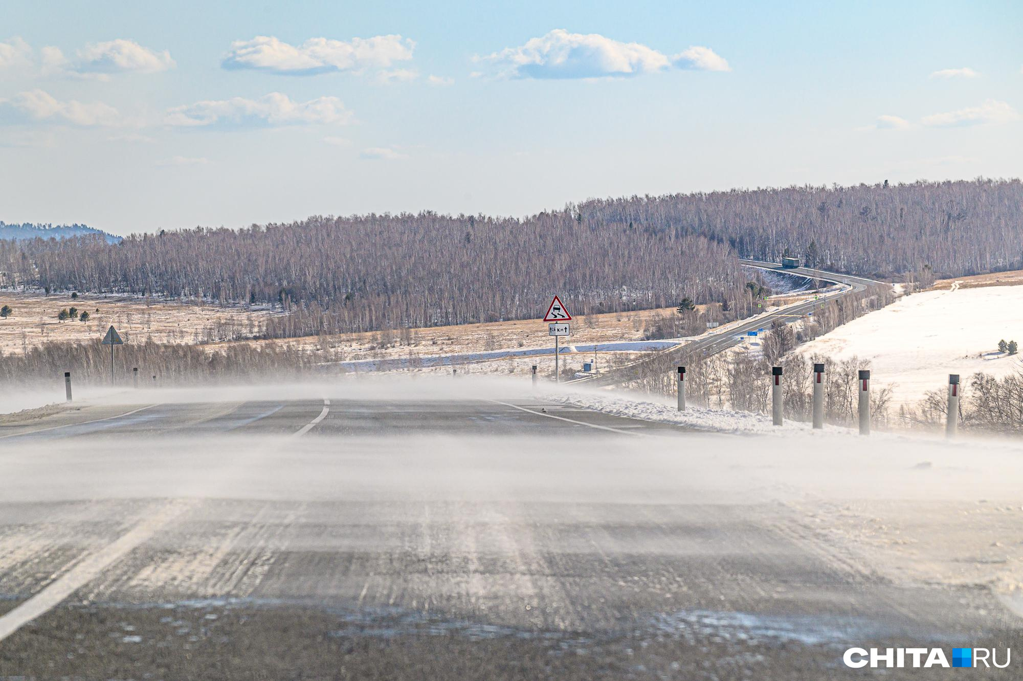 На федеральной трассе Р-297 «Амур» в Забайкалье ограничили движение из-за снега и гололеда