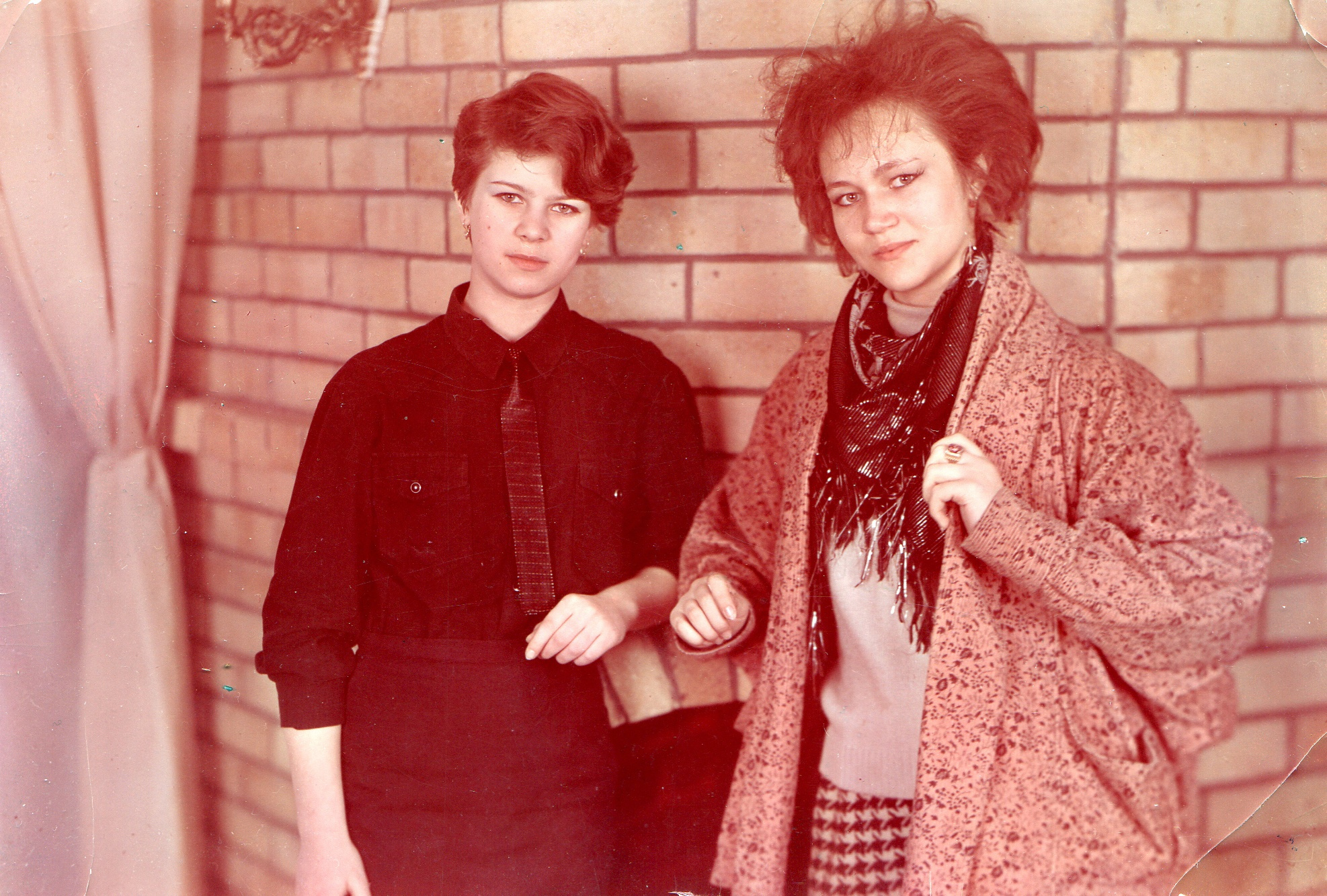 Это очень показательный кадр, правда, 1988 год. Наша читательница пишет: «Мы с сестрой жутко модные, у меня начес прямо по классике диско-стайл» Это очень показательный кадр, правда, 1988 год. Наша читательница пишет: «Мы с сестрой жутко модные, у меня начес прямо по классике диско-стайл»