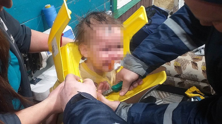 В Кореновске полуторагодовалый мальчик надел горшок на голову и не смог его снять