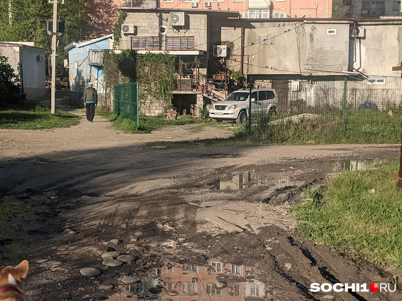 На пляж они они ходили коротким путем мимо гаражей На пляж они они ходили коротким путем мимо гаражей
