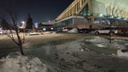 «Чуть не задавил, сдавая назад»: сквер возле ДС «Юность» превратили в парковку