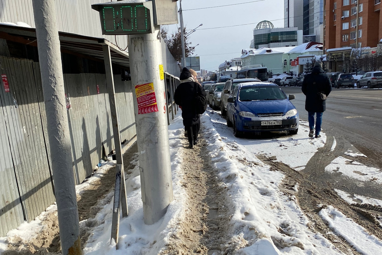 Вместо тротуара — узкая тропинка