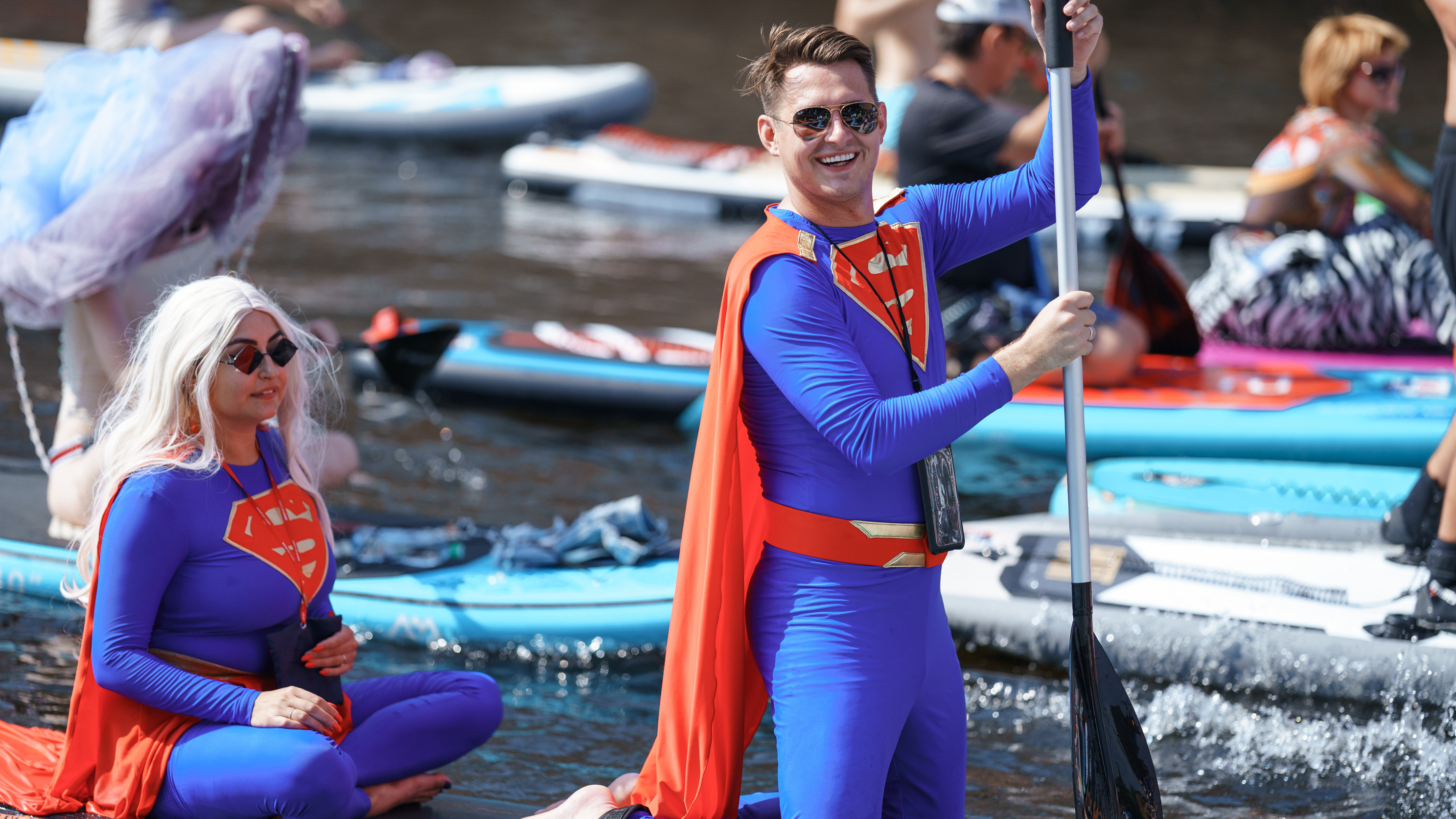 На сапах Супермены и красавицы в бикини: в Екатеринбурге устроят карнавал на воде
