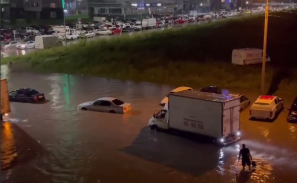 Машины плывут по двору. В Барнауле затопило пересечение Взлетной и Солнечной Поляны — видео