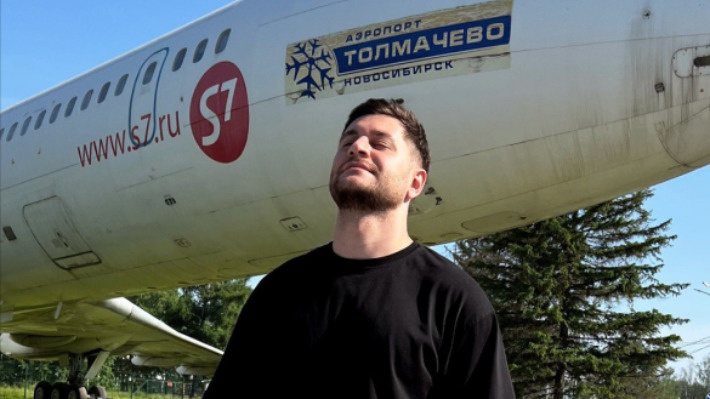 С премии на самолет: Дава прилетел в Новосибирск — он выступит на музыкальном фестивале