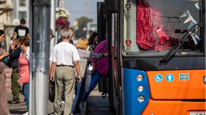 Люди в недоумении: автобус №95 отказался везти пассажиров сломавшегося автобуса №98 — причина проста