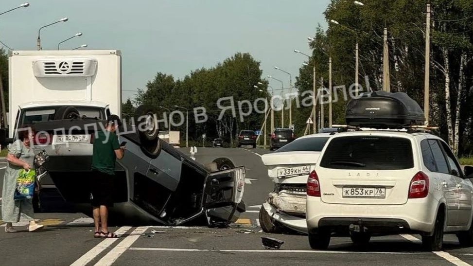 «Дай бог, чтоб были живы»: легковушка опрокинулась на крышу на дороге под Ярославлем. Видео