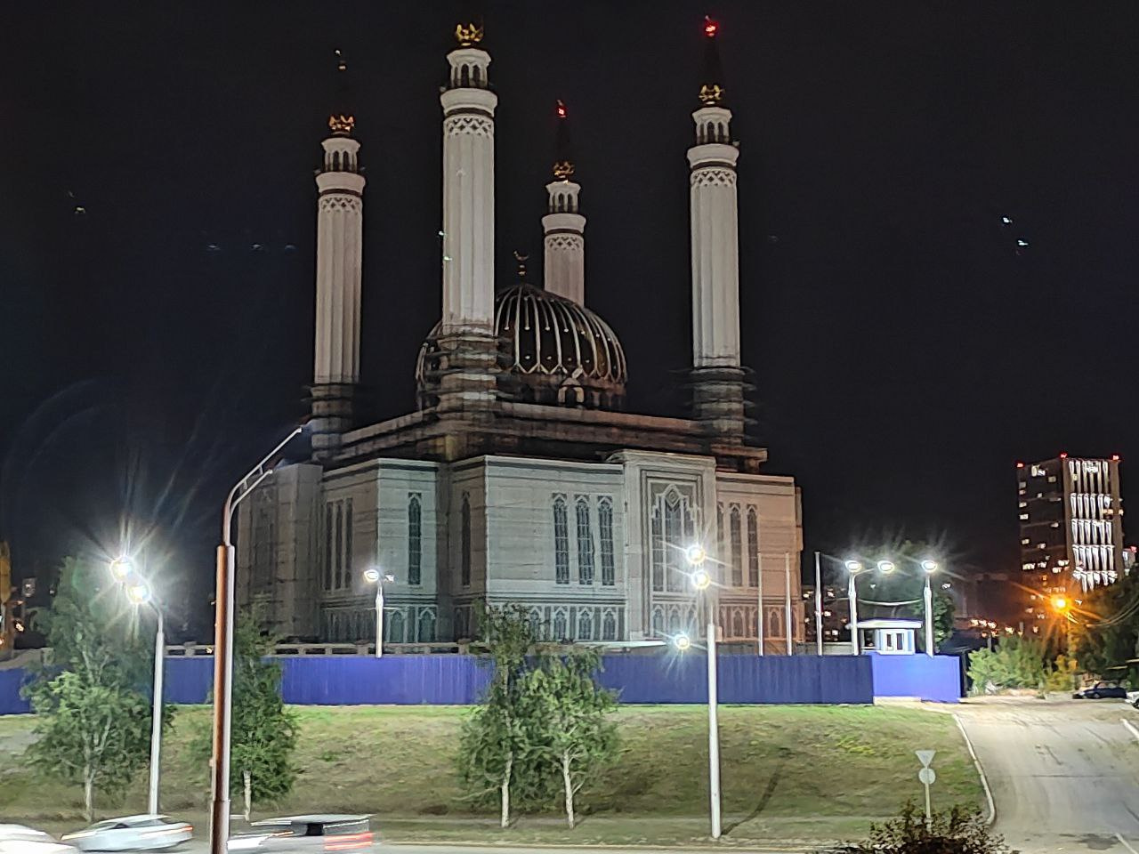 Про темноту. Очень красивая мечеть «Ар-Рахим». Хоть она пока и строится, но прям уже сейчас просится ее подсветка
