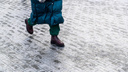 «Перелом лучевых костей обеих рук»: жительница Новосибирска упала на обледеневшем тротуаре по пути в детский сад