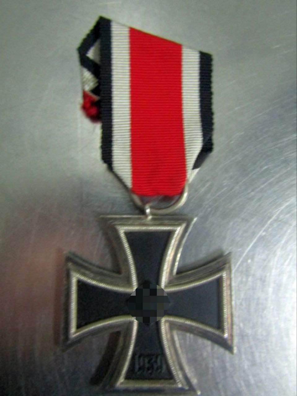 Кингисеппские таможенники остановили гражданина Эстонии с нацистским крестом