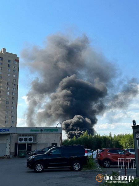 Мощный пожар разгорелся в районе депо за Ладожским вокзалом