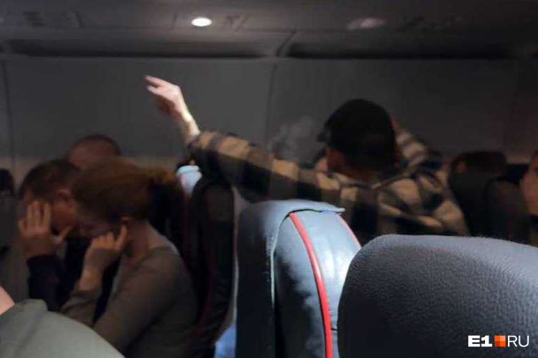 «Спиртным его угощали соседи»: пьяный дебошир накинулся на стюардесс «Уральских авиалиний»
