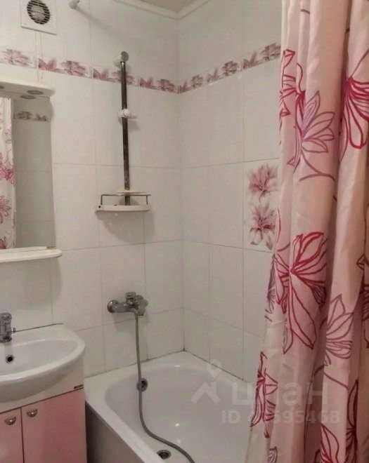 В бело-розовых тонах оформили тут ванную комнату