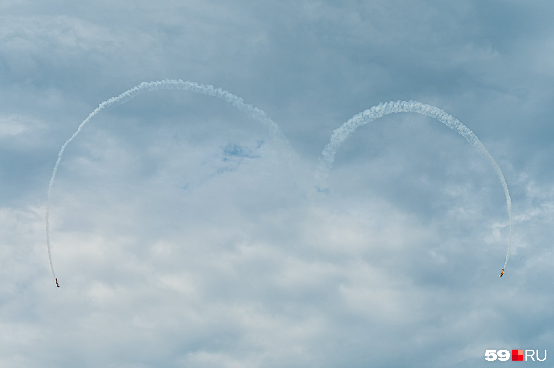 Пилоты группы «Первый полет» рисуют в небе сердечко для пермяков