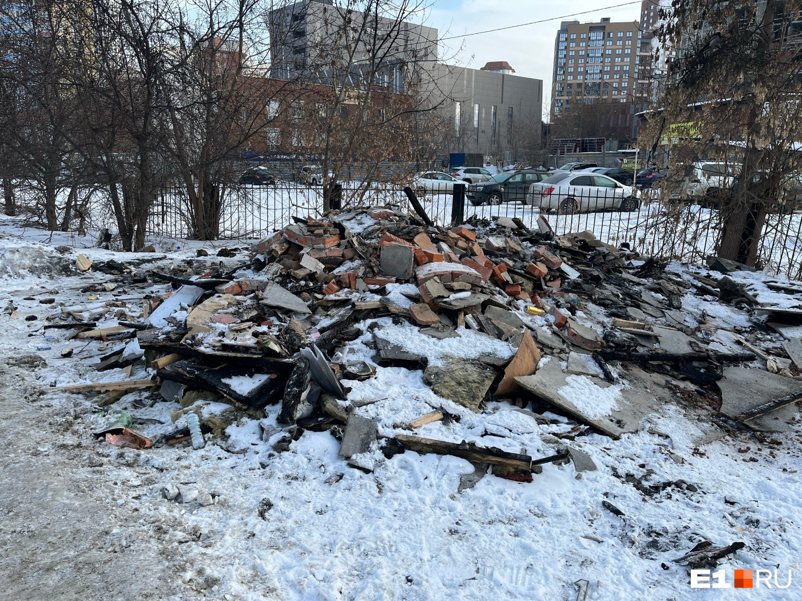 Максимум через три месяца: в мэрии Екатеринбурга рассказали, когда уберут остатки сгоревшей остановки