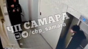 Заклинило пистолет: видео из дома на Силовой, где юнец пырнул ножом полицейских