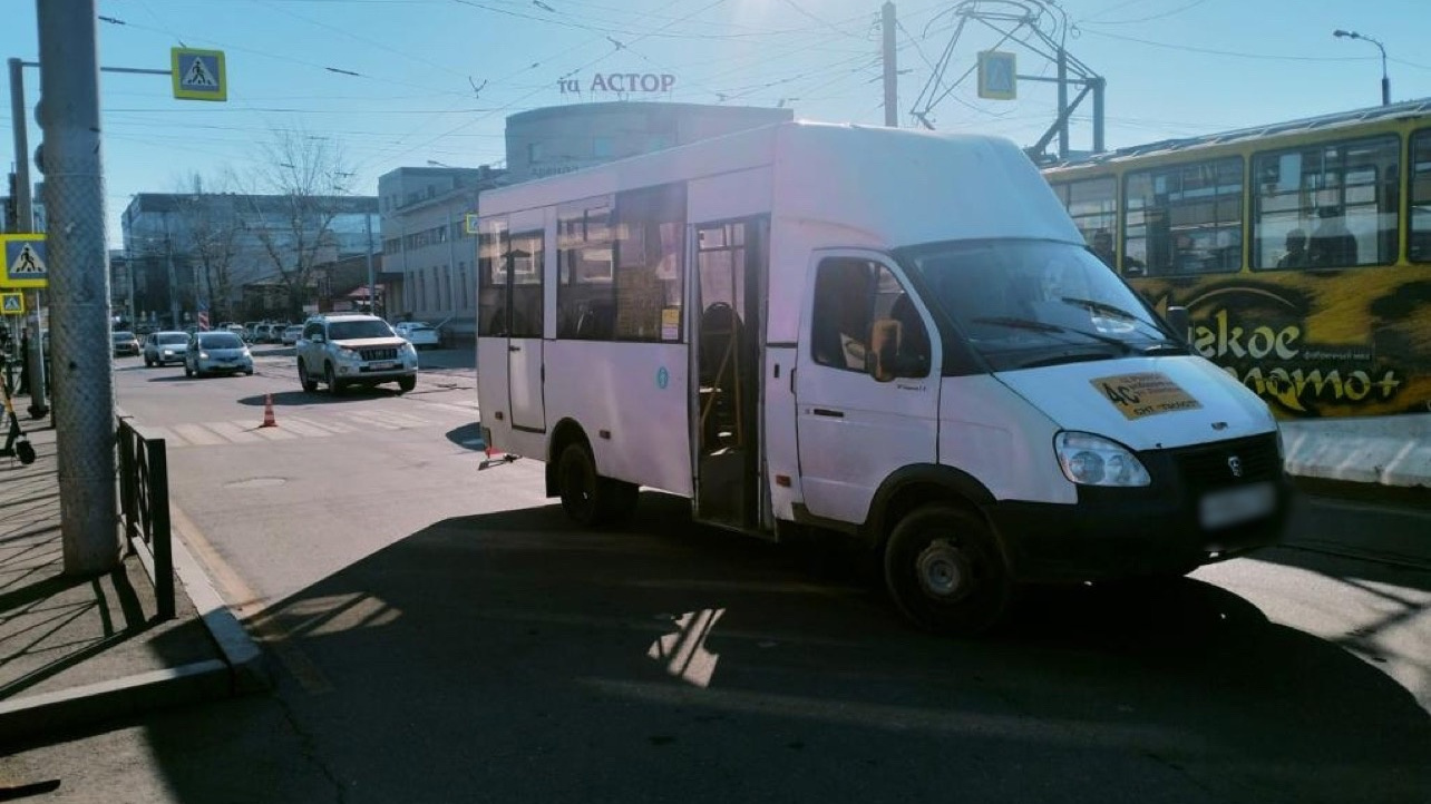 Маршрутка сбила первоклассницу на пешеходном переходе на центральном рынке в Иркутске