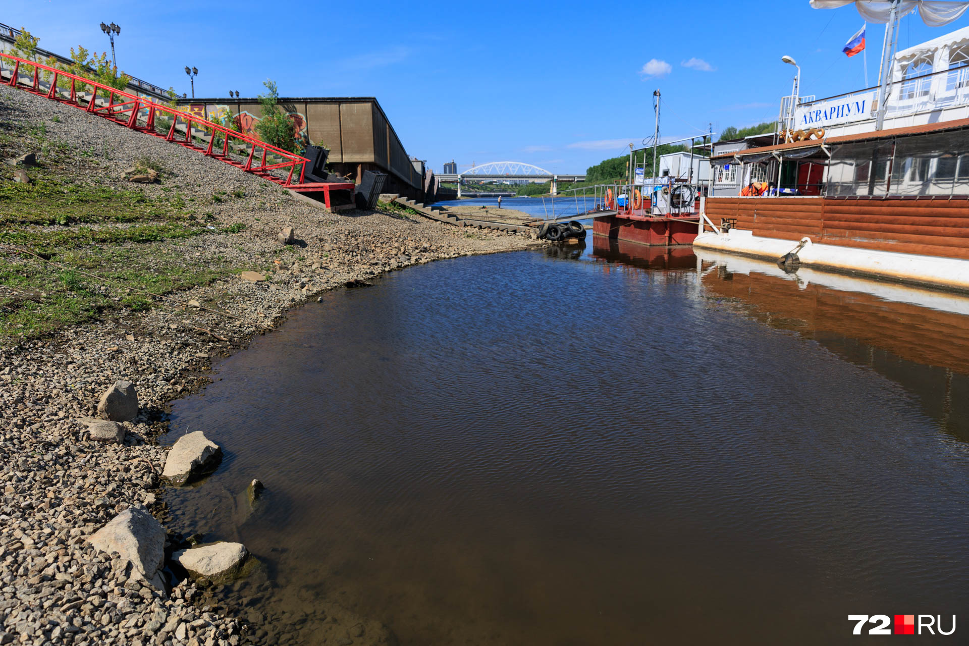 Вода в реке тура тюмень сегодня. Уровень воды в реке тура Тюмень. Река тура Тюмень. Тура обмелела Тюмень. Набережная Тюмень обмелела.