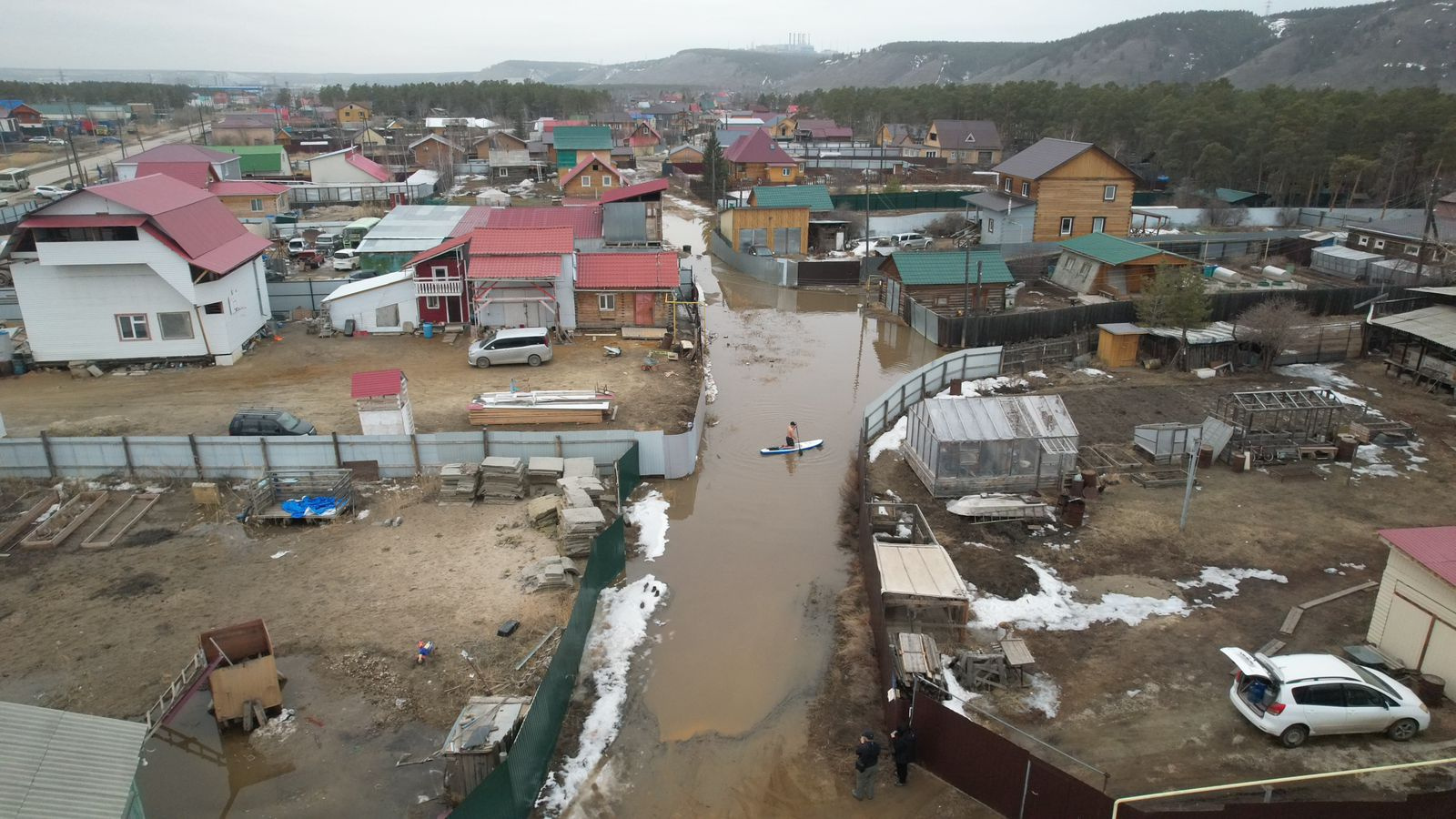 В Якутске лужи затопили улицы, вынудив людей передвигаться на лодках и сапбордах