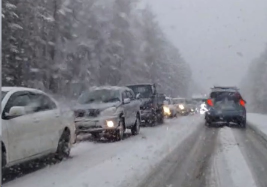 Трассы в Читинском районе Забайкалья завалило снегом — появились заторы