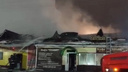 Крыша кафе загорелась в Новосибирской области — видео пожара