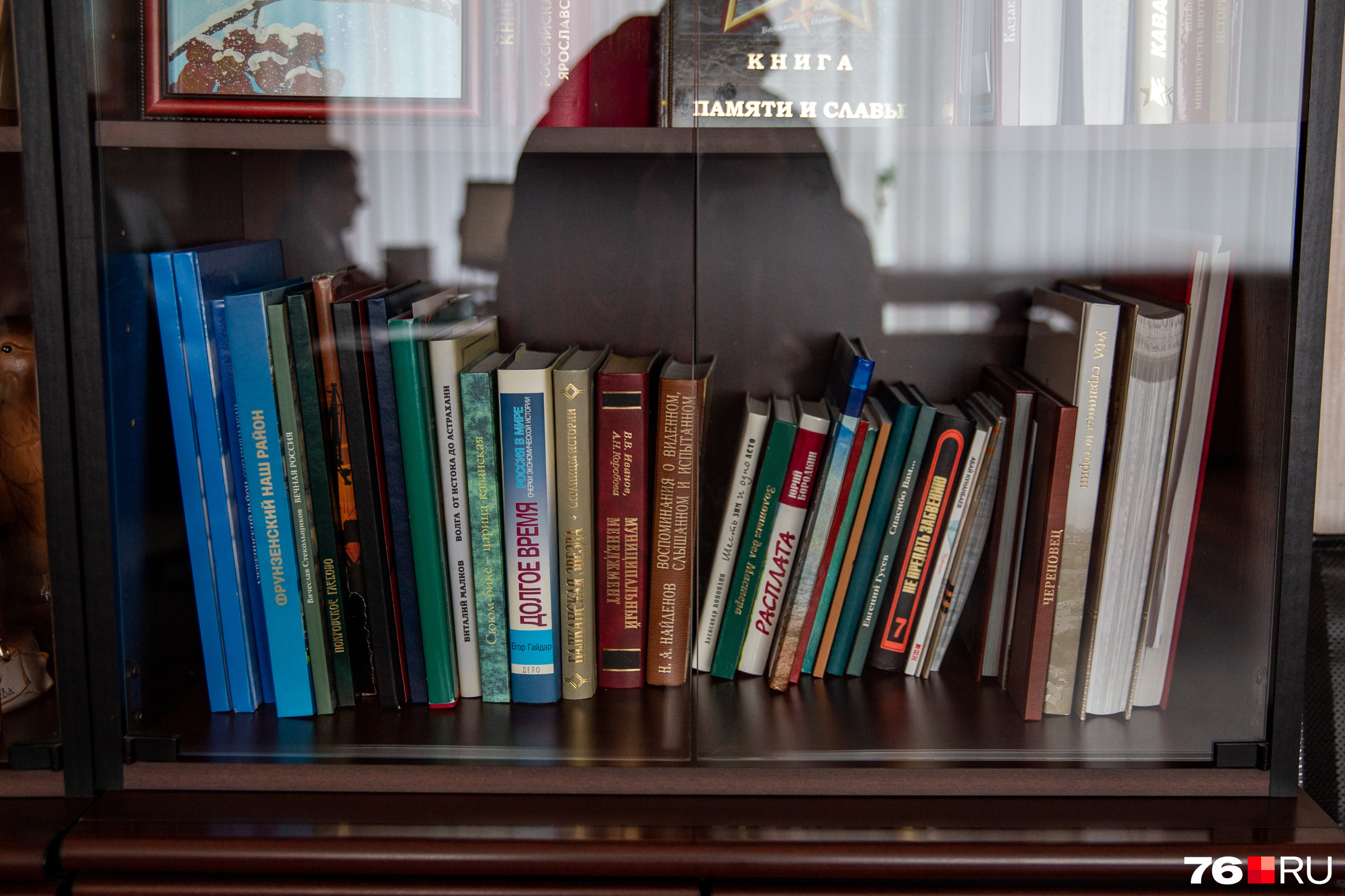 В кабинете у главы много книг В кабинете у главы много книг