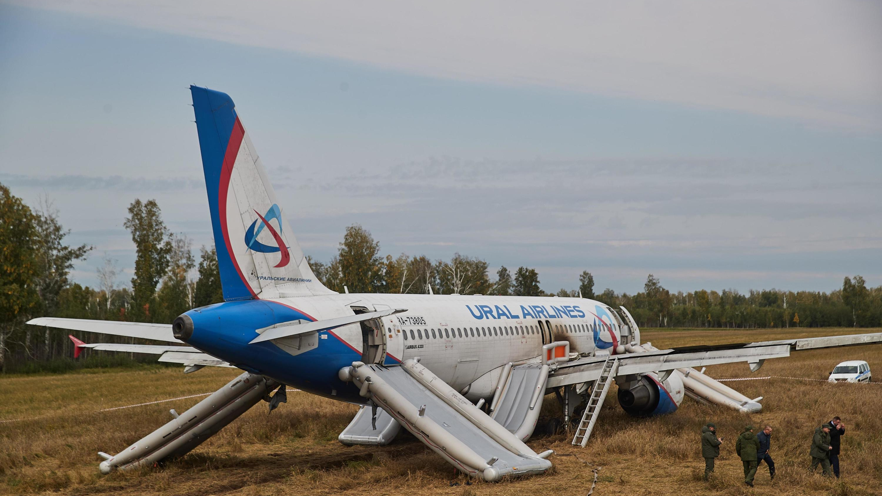 «Топлива хватает нам до Новосибирска?»: появилась расшифровка переговоров пилотов, посадивших самолет в поле