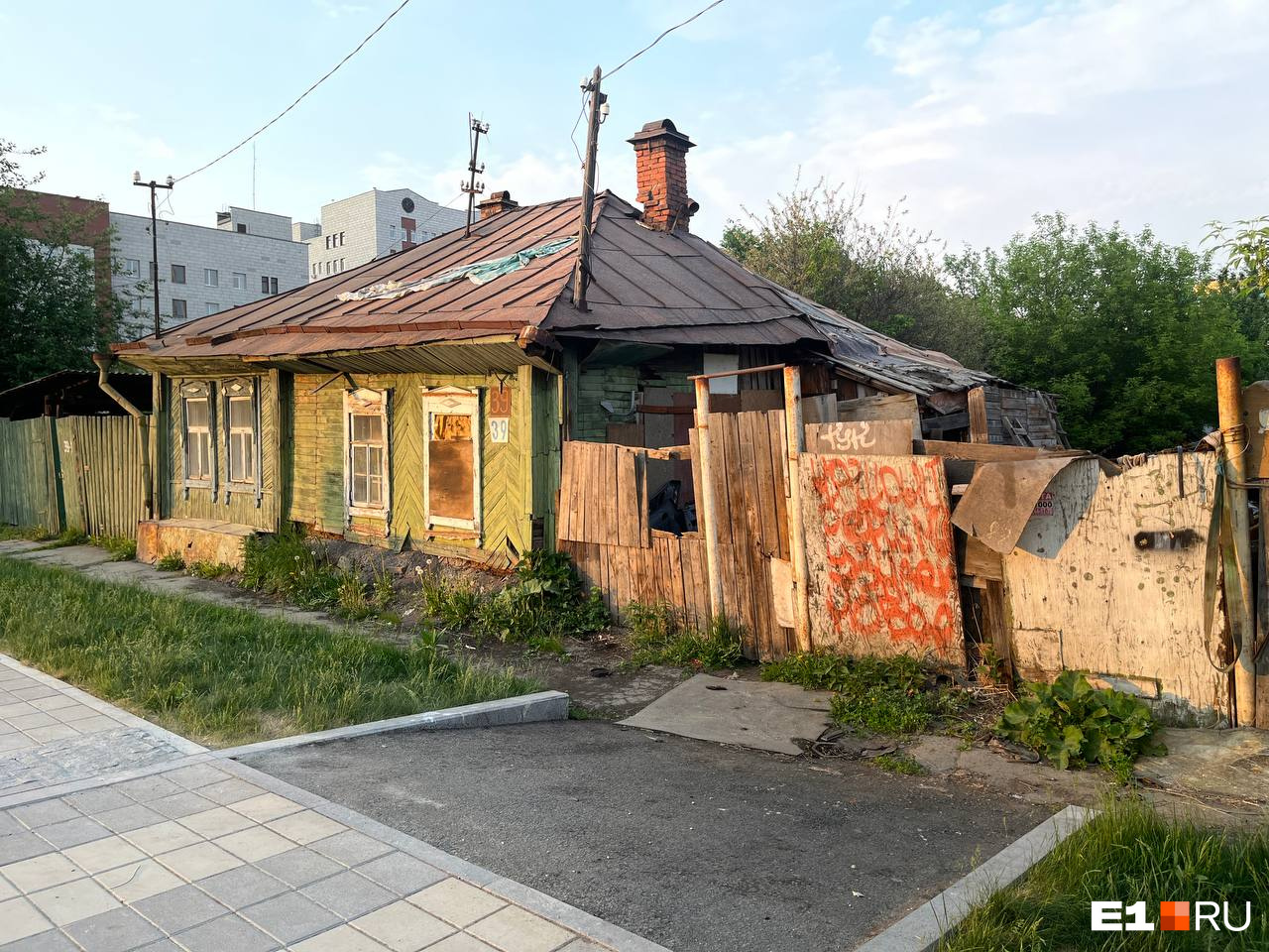 «С ума я не сошел». В Екатеринбурге продают трухлявый дом по цене элитной недвижимости
