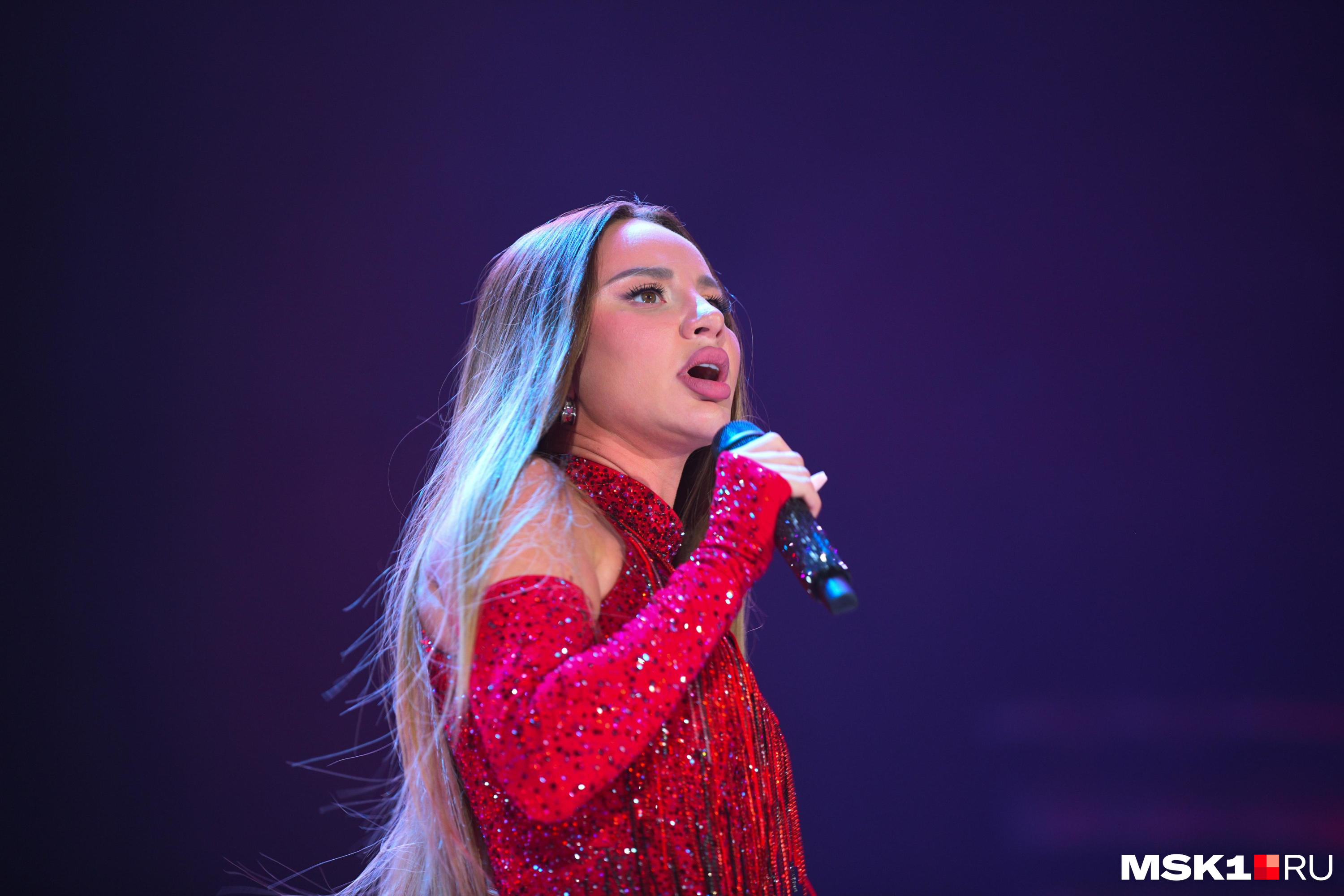 Певица слава 2020. Бэк вокалистка певицы славы 2018 год. Бэк вокалистка певицы славы 2018 год. Певица слава 2022. Ariana grande concert.
