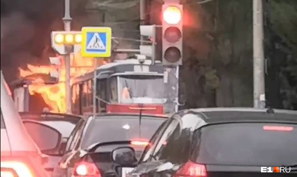 В Екатеринбурге на путях вспыхнул трамвай, который ходит до Академического