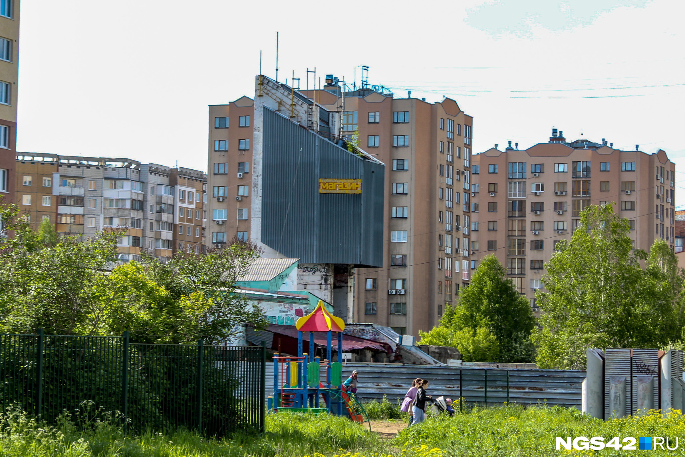 «Сто лет стоит и никому не мешает»: как выглядят незаконные постройки в Кемерове и почему их не сносят