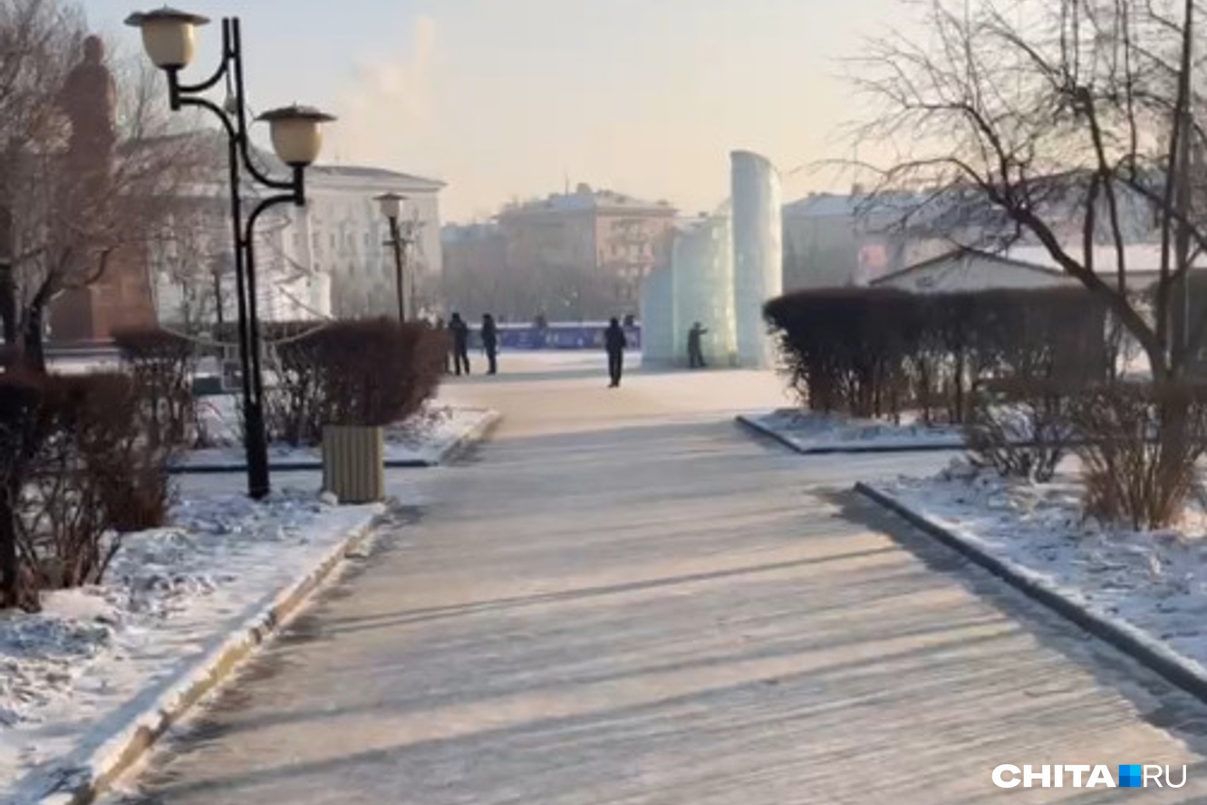 Лед на площади Ленина в Чите в будущем могут убирать с помощью реагента