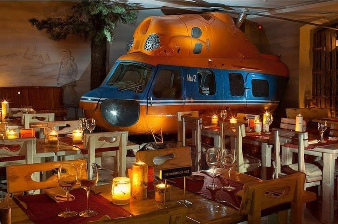 Ресторан оформлен в стиле таежного жилища, а еще здесь есть корпус настоящего вертолета Ми-2