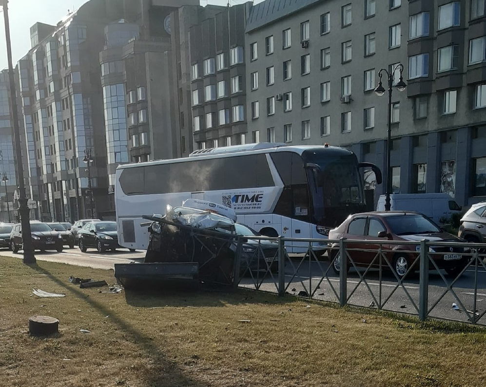 Такси запрыгнуло на ограждение в центре Петербурга. Растёт пробка