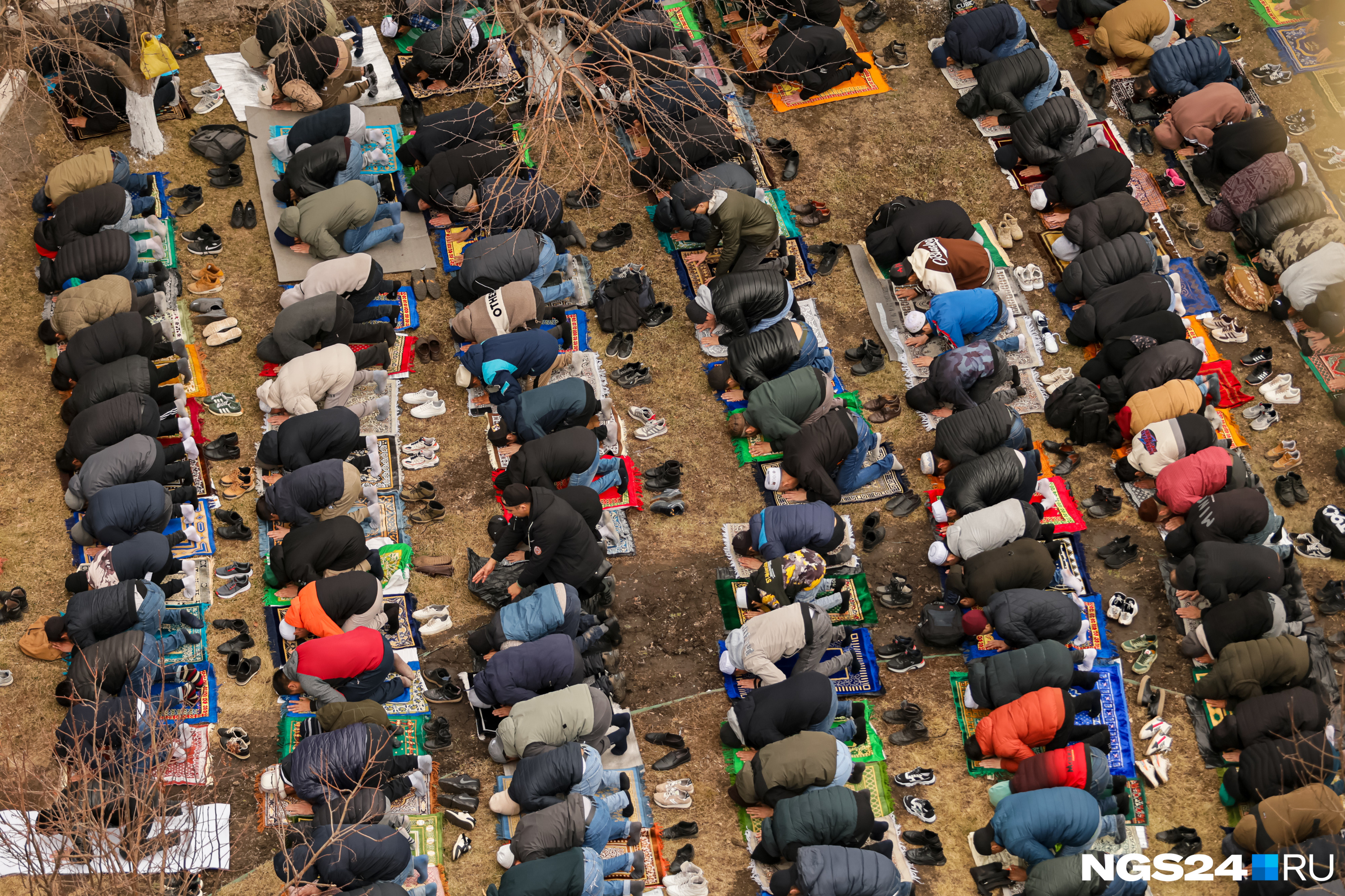 «Чтобы не лилась кровь»: у Соборной мечети около 30 тысяч красноярцев совершили массовый намаз
