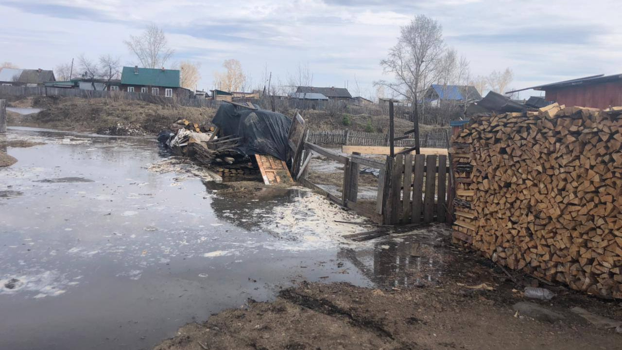 Наводнение на севере Красноярского края: в одном из поселков затопило дом и несколько машин
