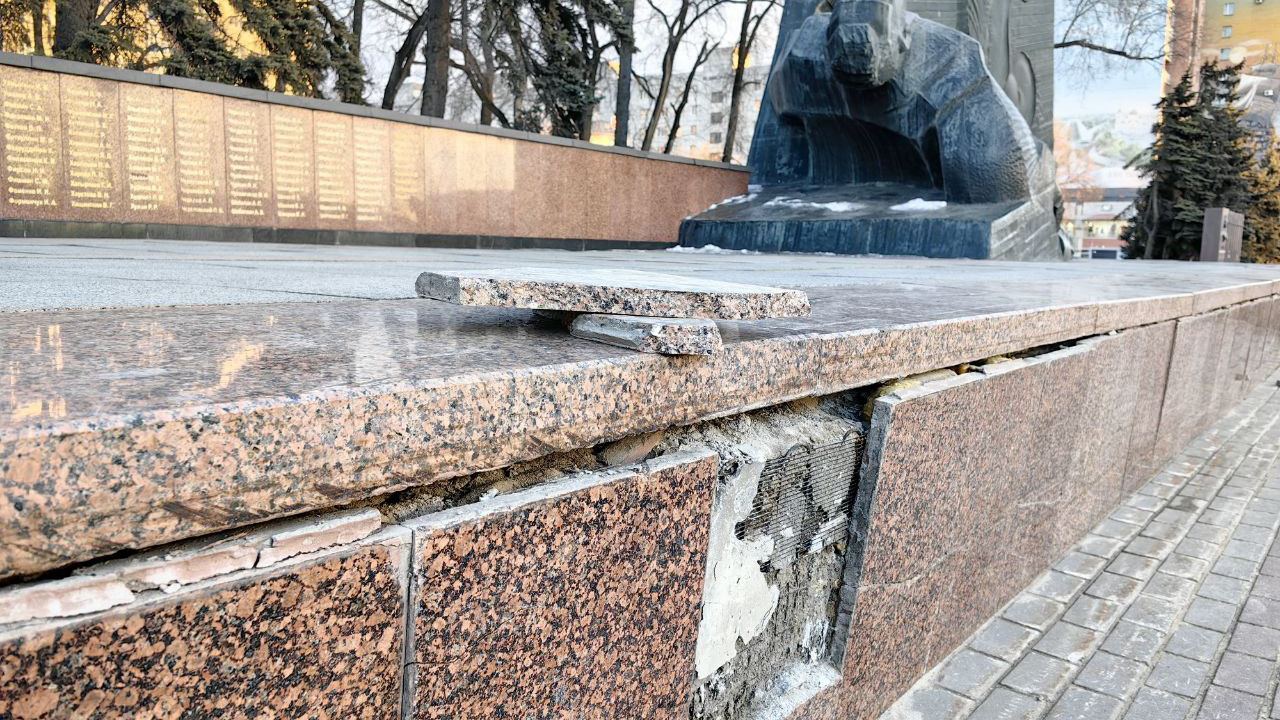«Речь идет не просто об отвалившихся гранитных плитах»: мэр Воронежа рассказал, когда отремонтируют памятник Славы