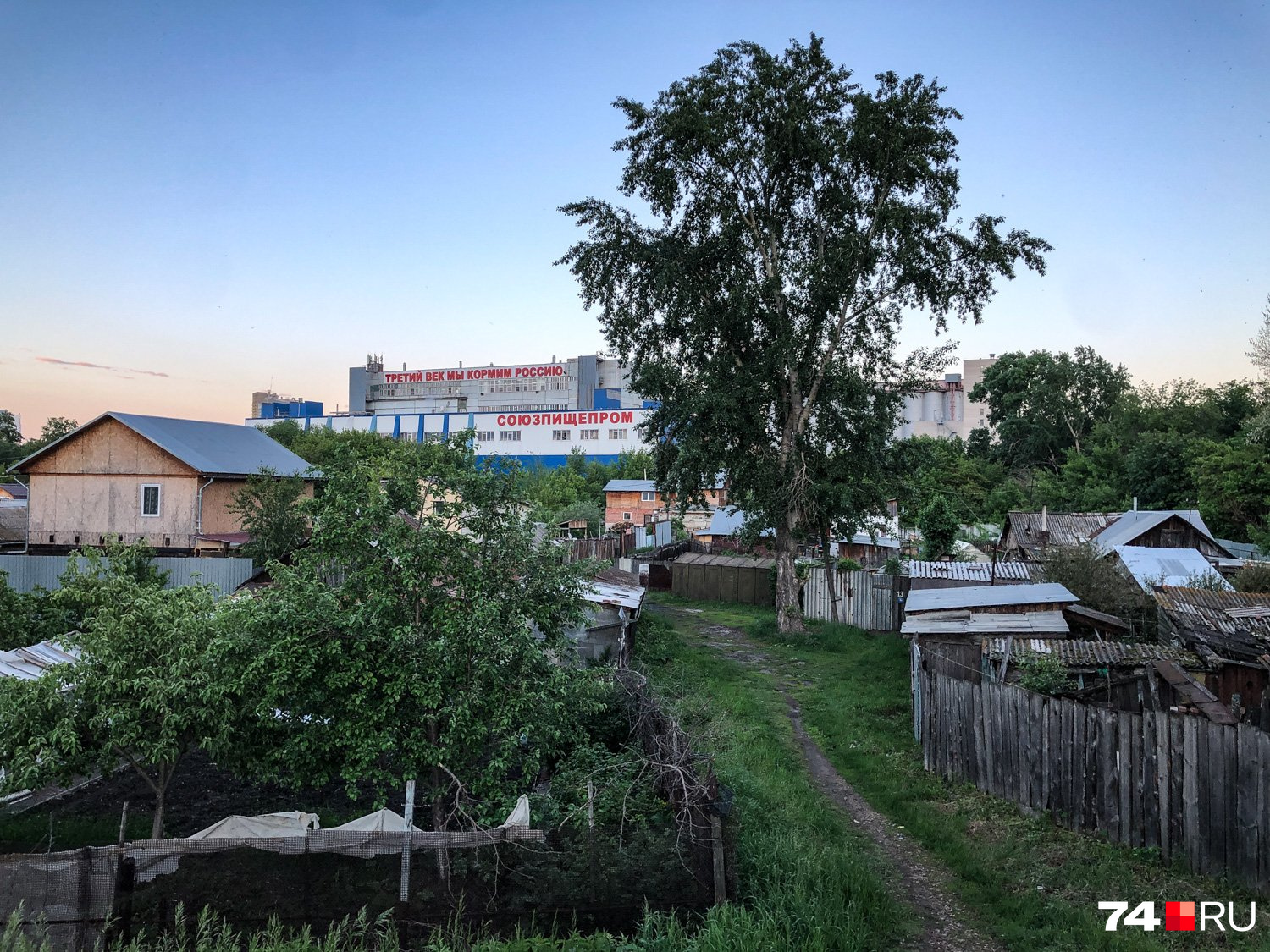 Уютненький поселок Мелькомбината со знаменитой (в наших северо-западных краях) надписью. Третий век — это сколько: 102 года или 298 лет? Может быть, и так, и эдак Уютненький поселок Мелькомбината со знаменитой (в наших северо-западных краях) надписью. Третий век — это сколько: 102 года или 298 лет? Может быть, и так, и эдак