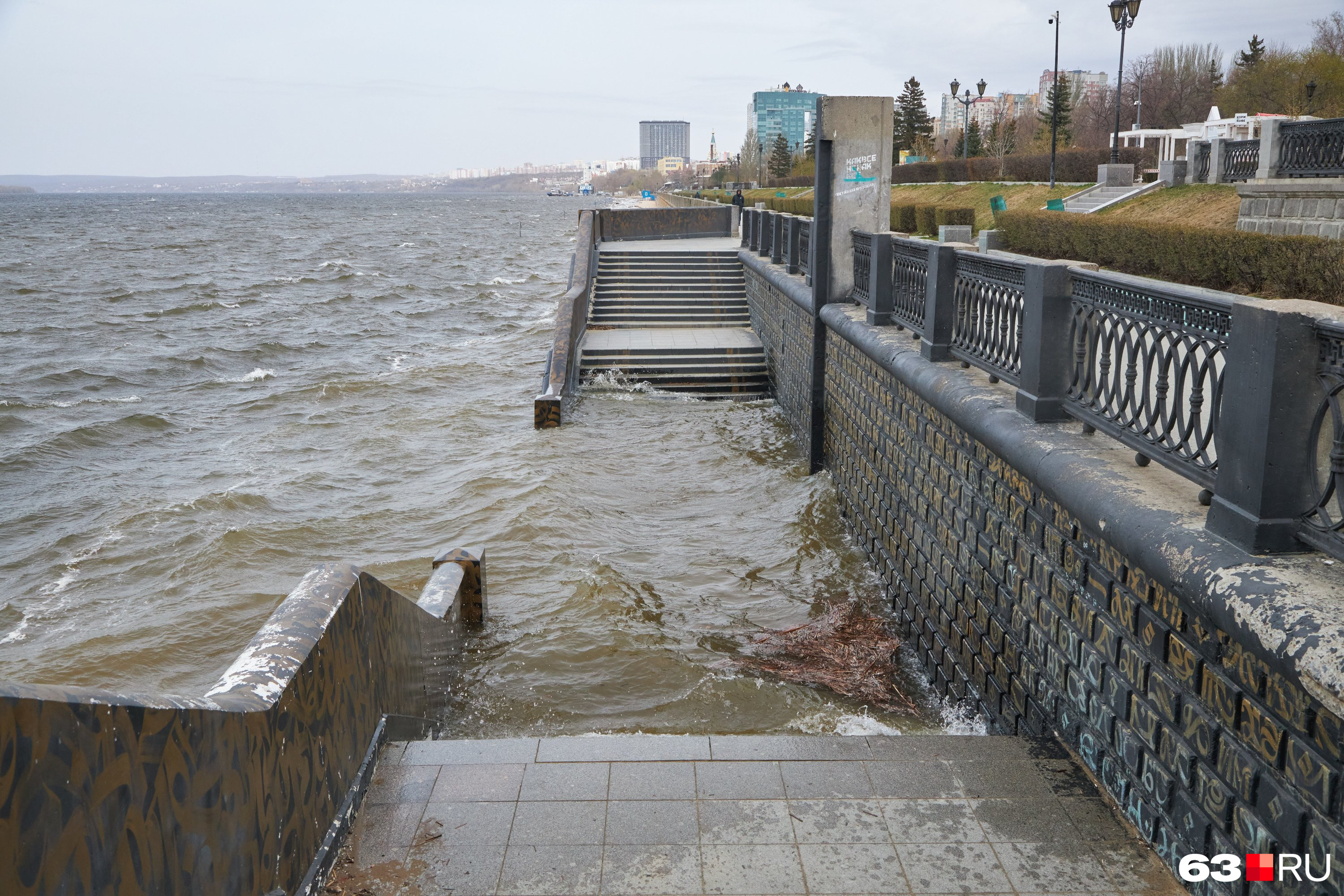 На Маяковском спуске вода «съела» часть лестничных ступеней