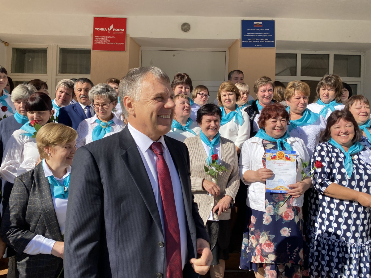Мэр Сергей Петров на 85-летнем юбилее общеобразовательной школы в Мегете