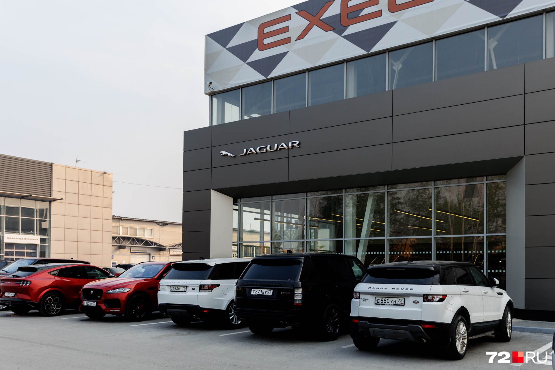 «Автоград» является дилерским центром для Jaguar. Также продает Land Rover. Вместе эти автомобильные марки входят в один холдинг «Автоград» является дилерским центром для Jaguar. Также продает Land Rover. Вместе эти автомобильные марки входят в один холдинг