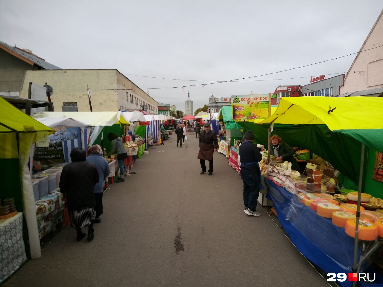 Площадка возле Центрального рынка. Товары уже приготовлены, но покупателей не так много Площадка возле Центрального рынка. Товары уже приготовлены, но покупателей не так много